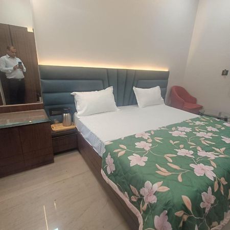 Hotel Sadhana Palace Матхура Экстерьер фото
