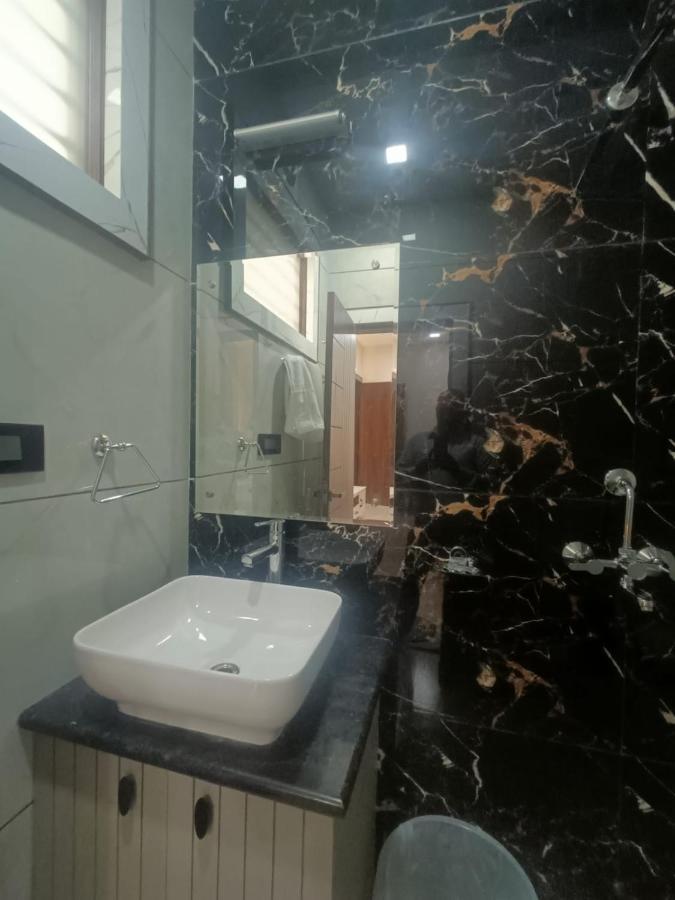 Hotel Sadhana Palace Матхура Экстерьер фото